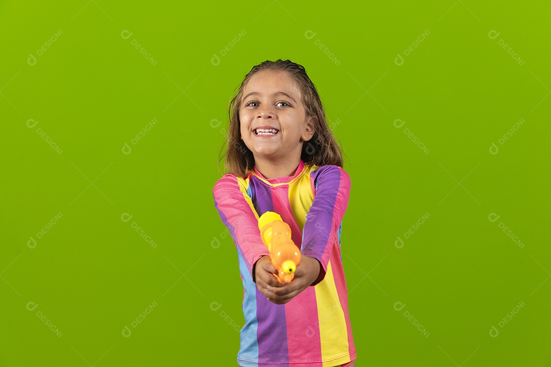 Criança mirando para atirar com pistola de água