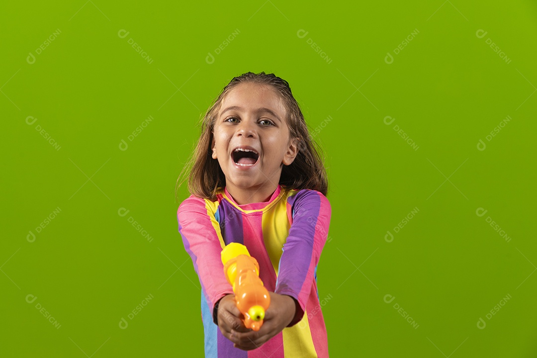 Garotinha fofa com pistola de água