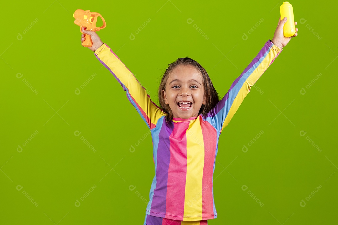 Garotinha linda com pistola de água na mãos