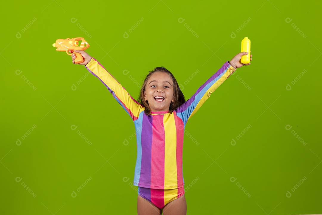 Garotinha fofa com arminha de brinquedo de água