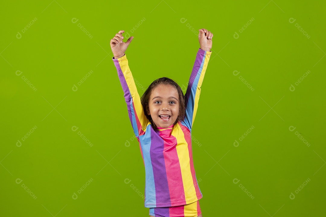 Garotinha linda de roupa colorida