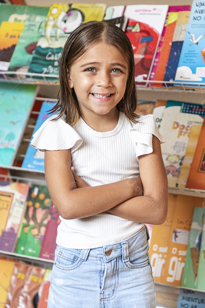Garota feliz e contente em uma livraria