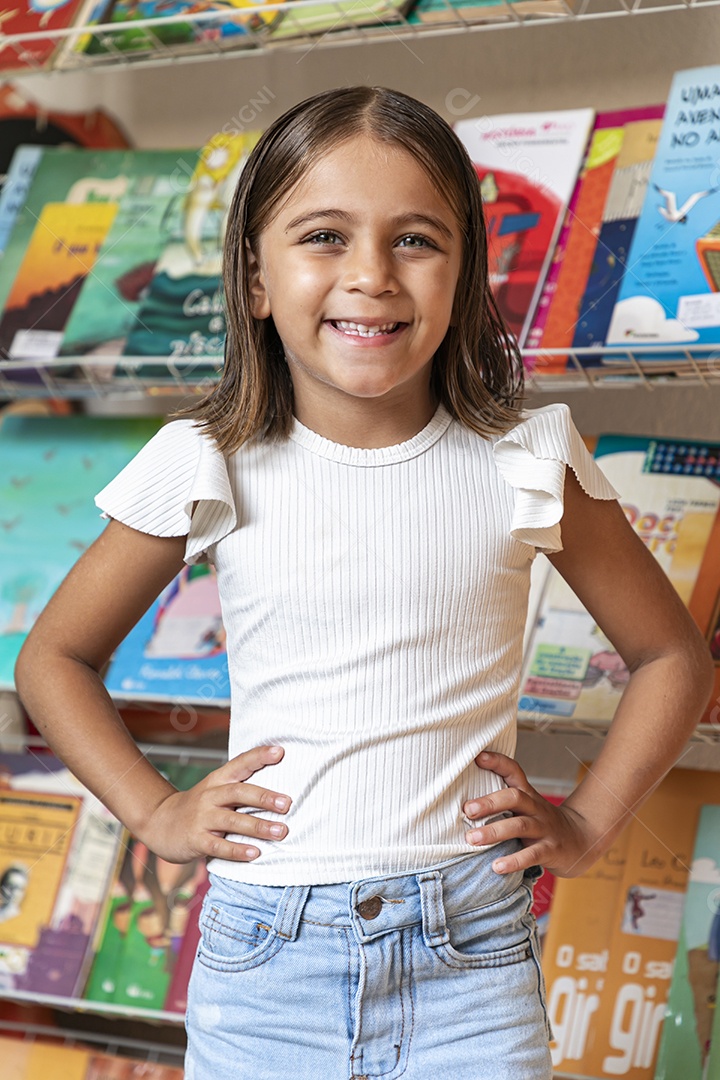 Linda menina feliz em uma livraria