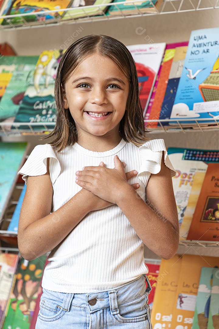 Garotinha feliz em uma livraria