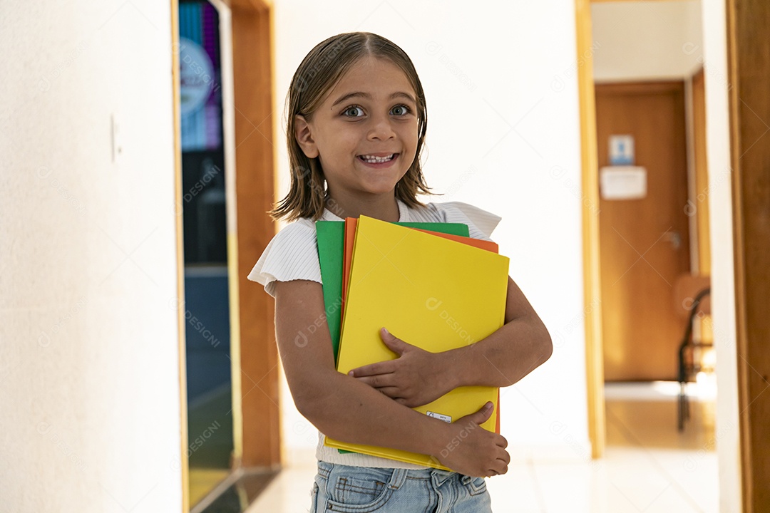 Linda criança com cadernos