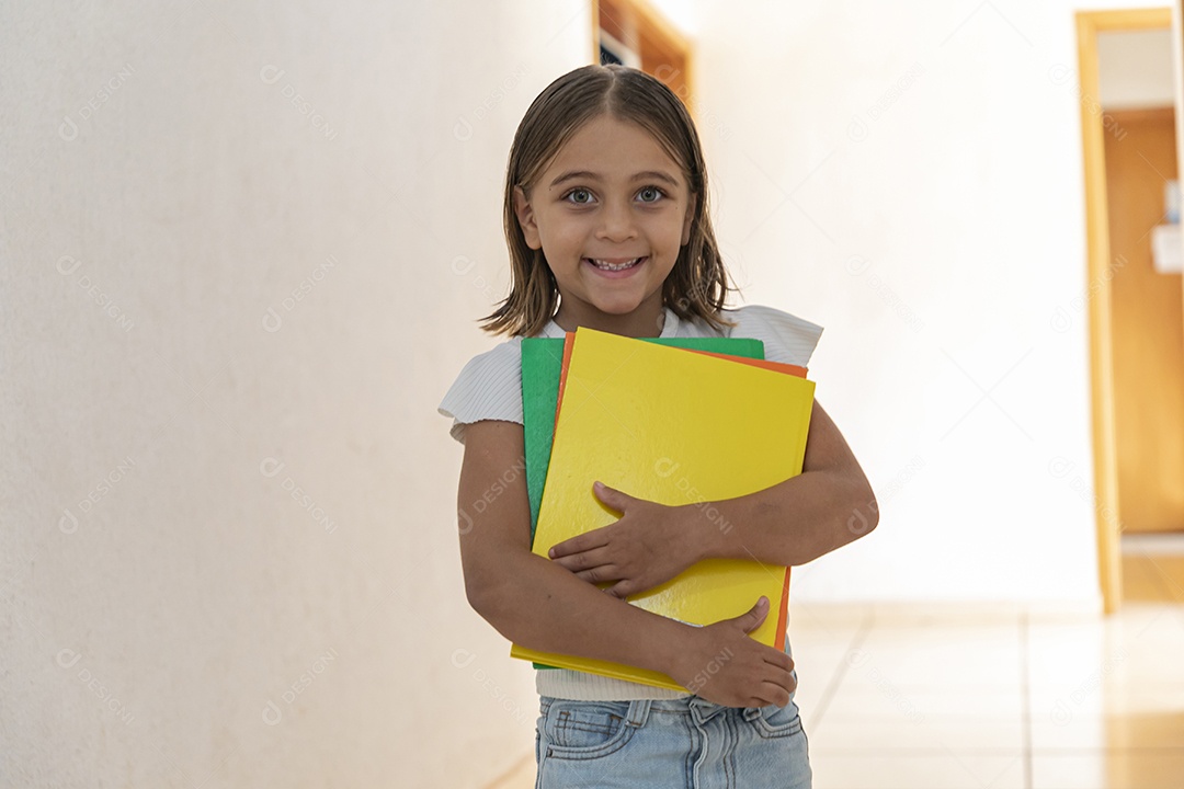 Menina linda com cadernos