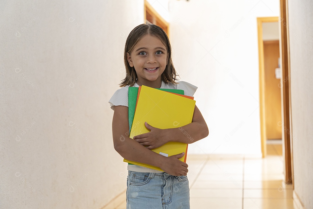 Linda menina com muitos cadernos nas mãos