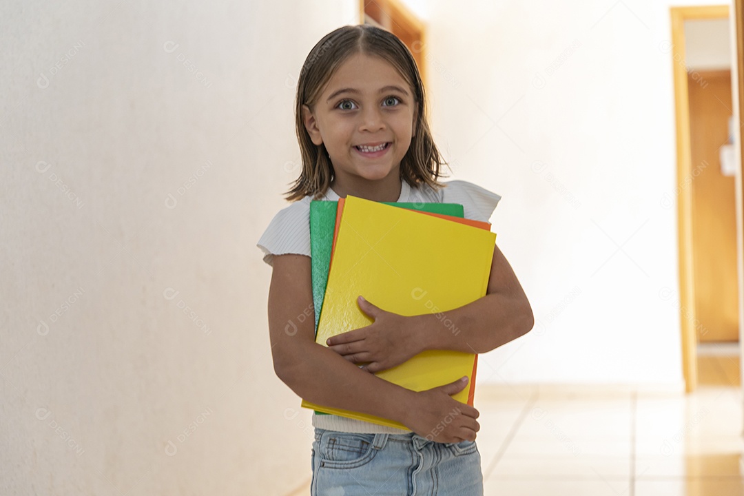 Linda menina com muitos cadernos nas mãos