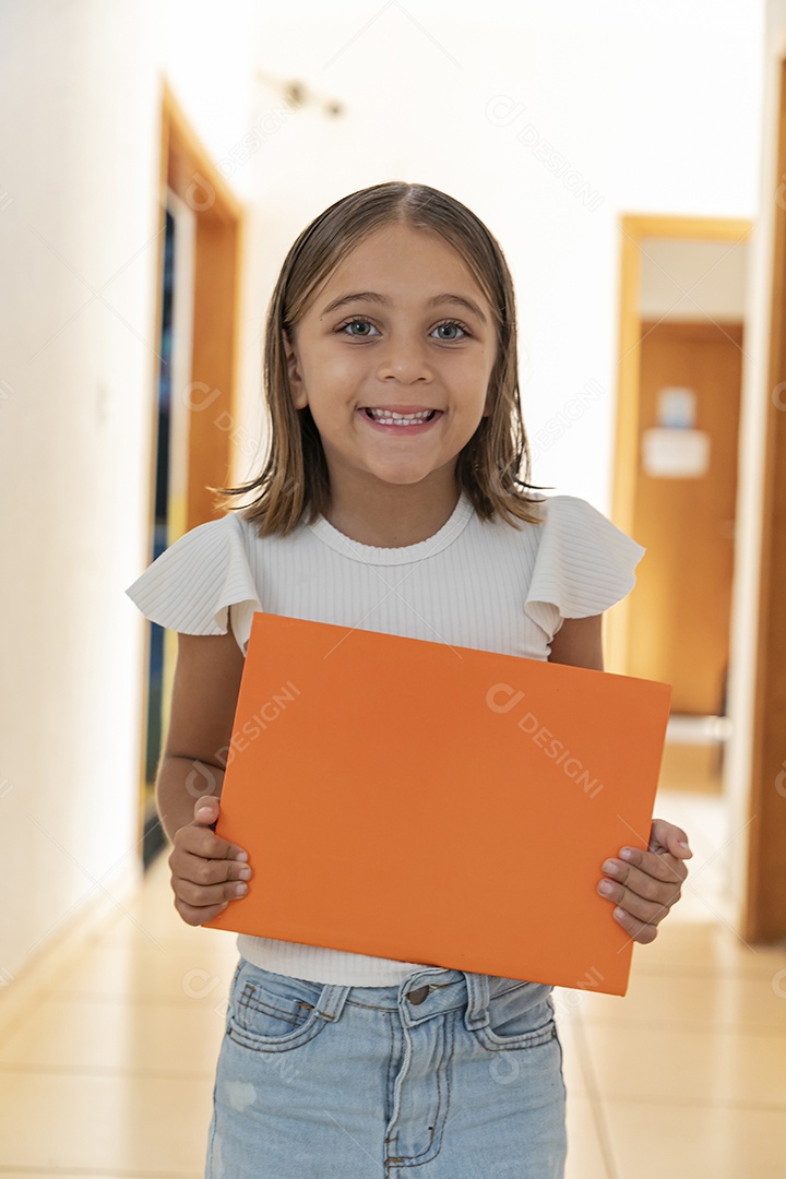 Linda menina segurando pasta