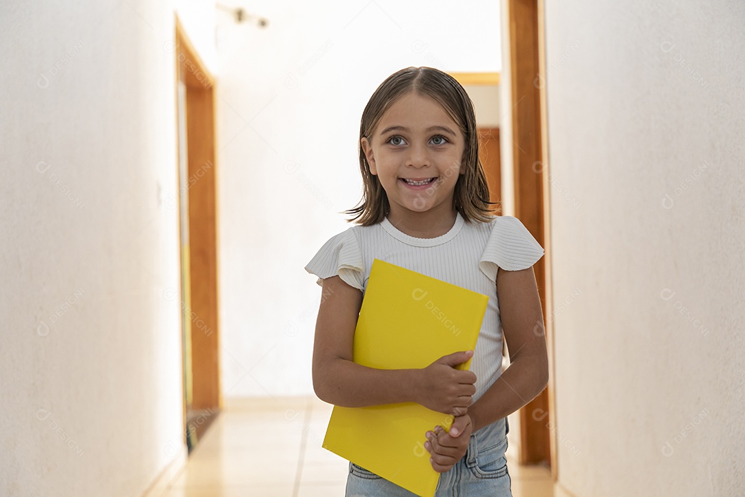 Menina feliz com cadernos nas mãos