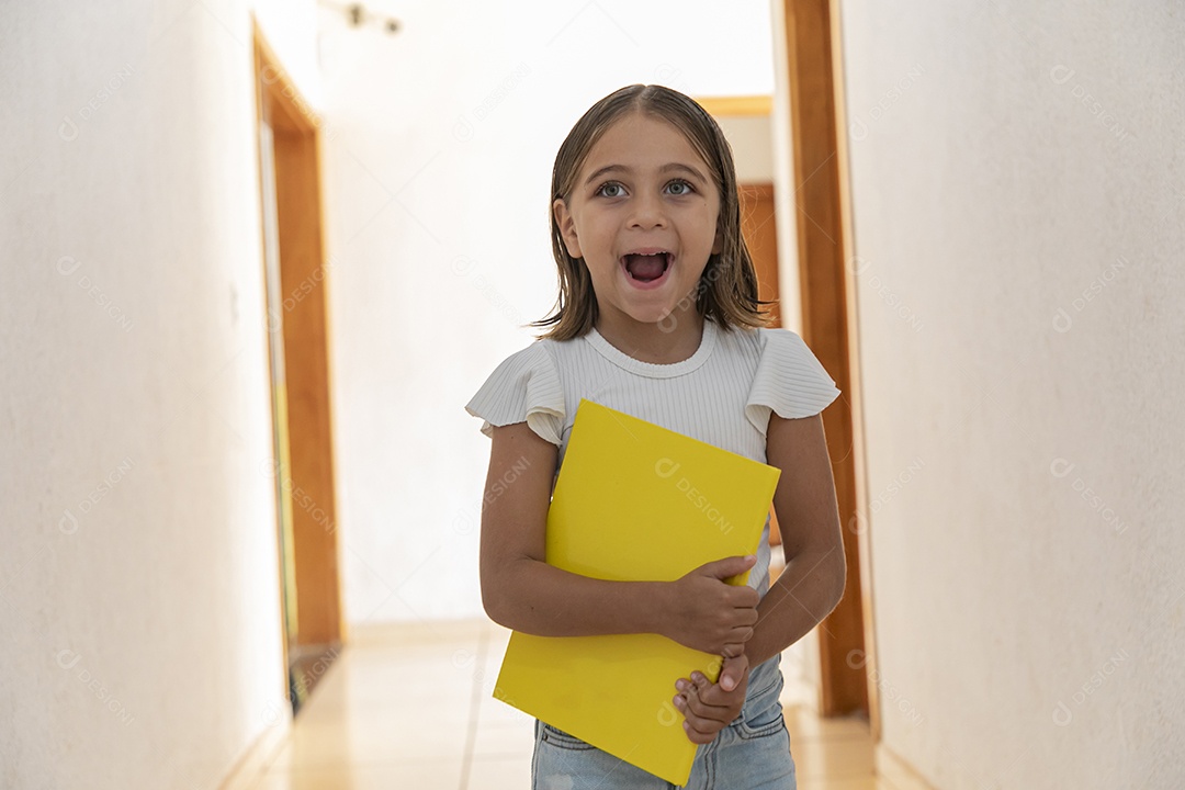 Menina alegre com caderno nas mãos