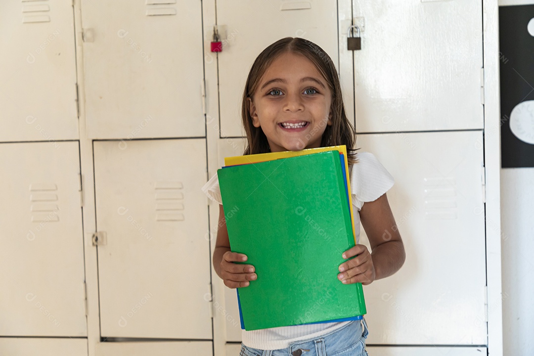 Linda garota com livros nas mãos