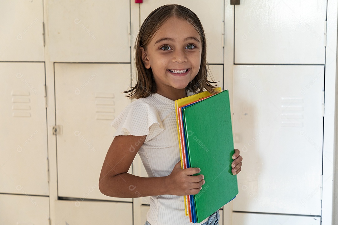 Menininha fofa com livros na mãos