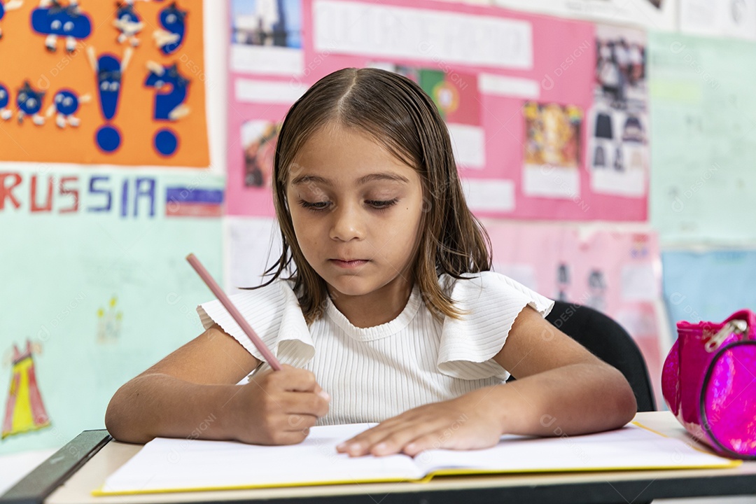 Menina fofa inteligente escrevendo no caderno