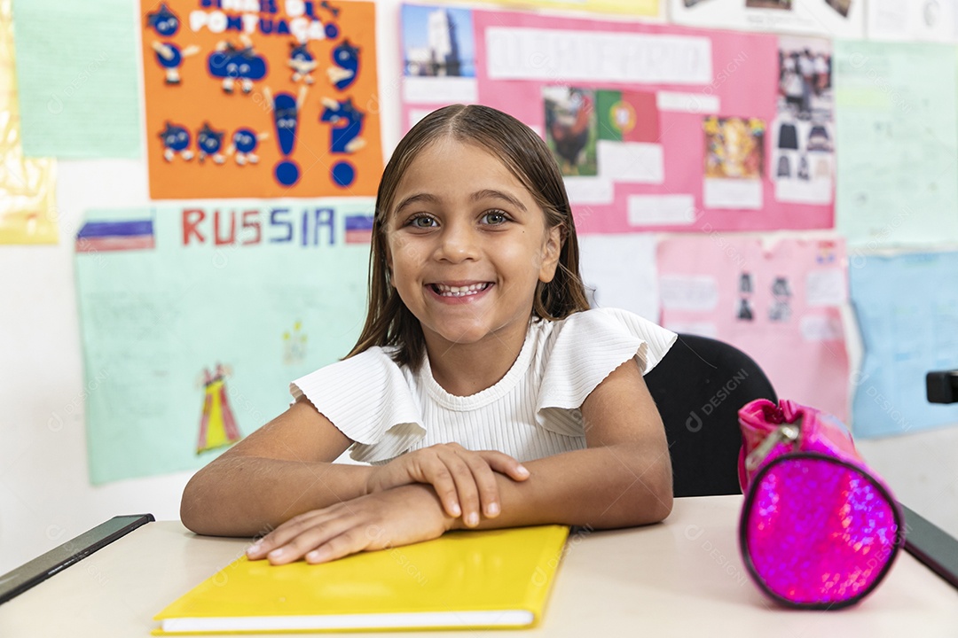 Linda garotinha feliz na sala de aula