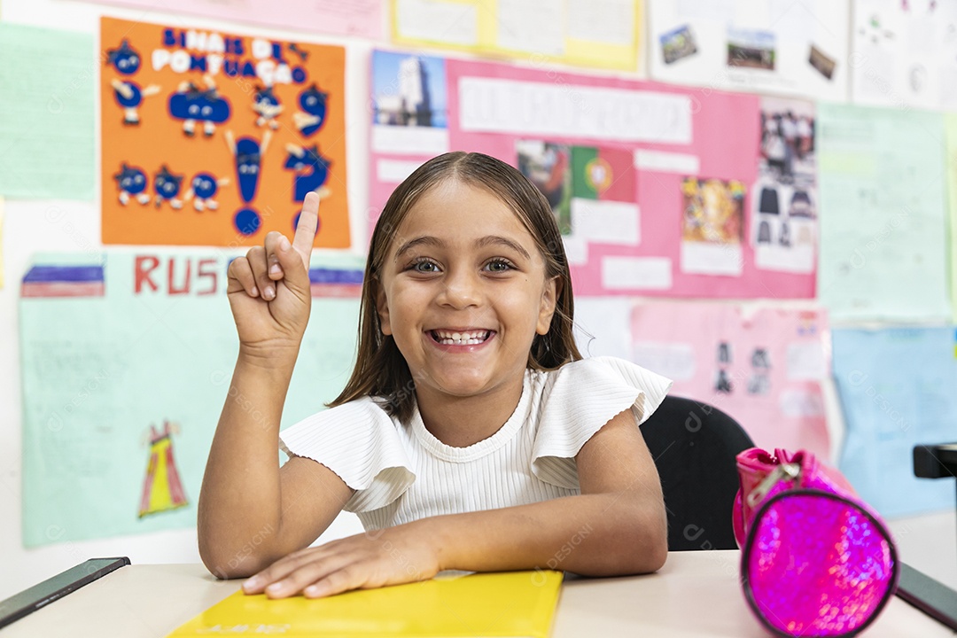 Criança linda apontando dedo para  tirar duvida