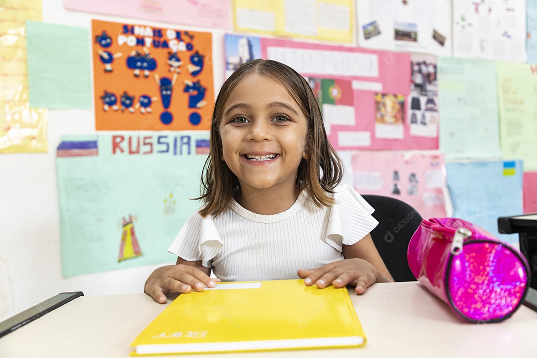 Linda garotinha na escola