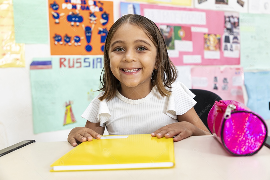 Garotinha feliz em sua sala de aula