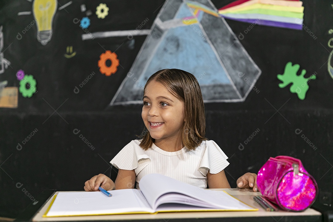 Criança feliz estudando