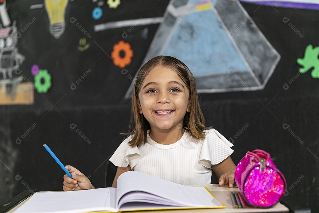 Garota feliz escrevendo