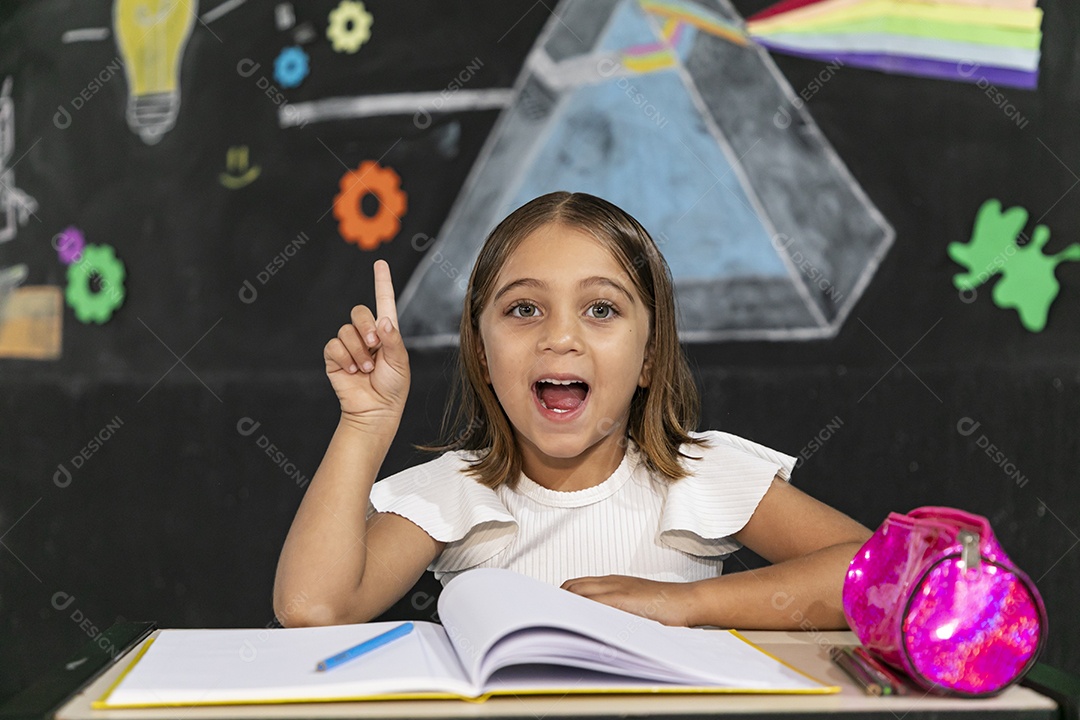 Sala de aula apontando para cima