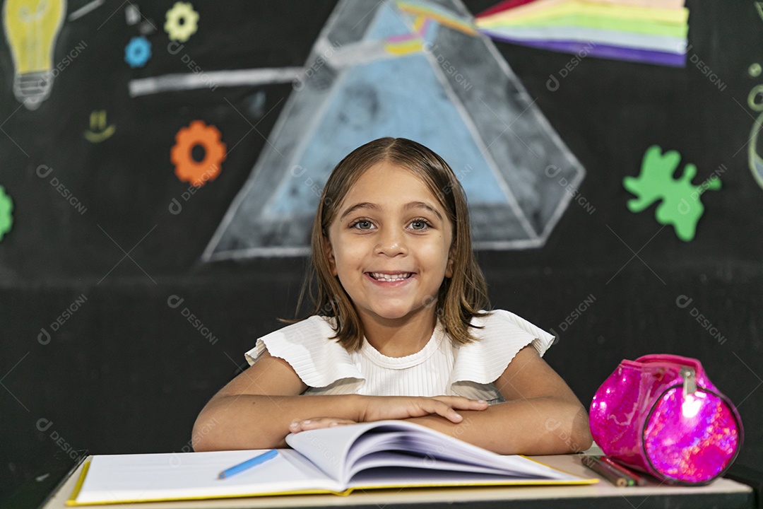 Menina linda feliz em sala de aula