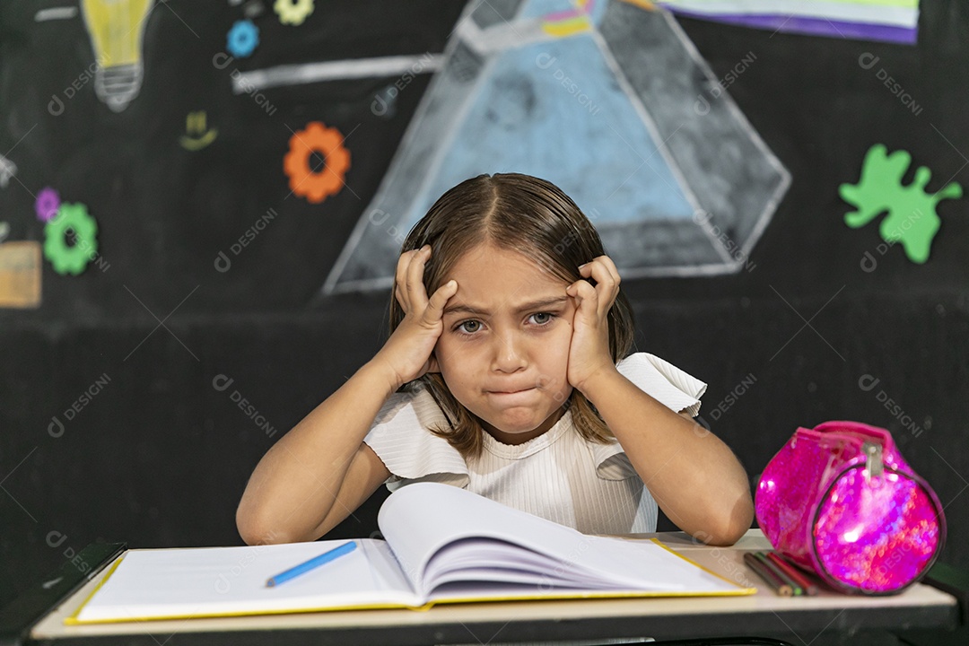 Garotinha brava por não está entendendo a matéria