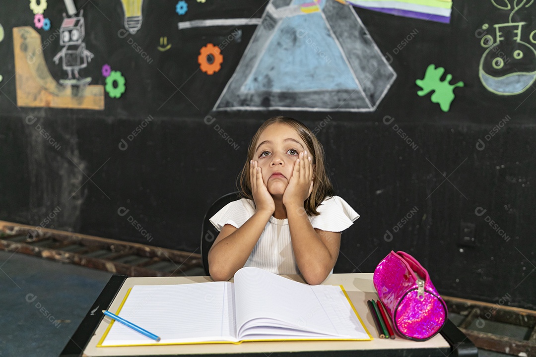 Criança entediada em sala de aula