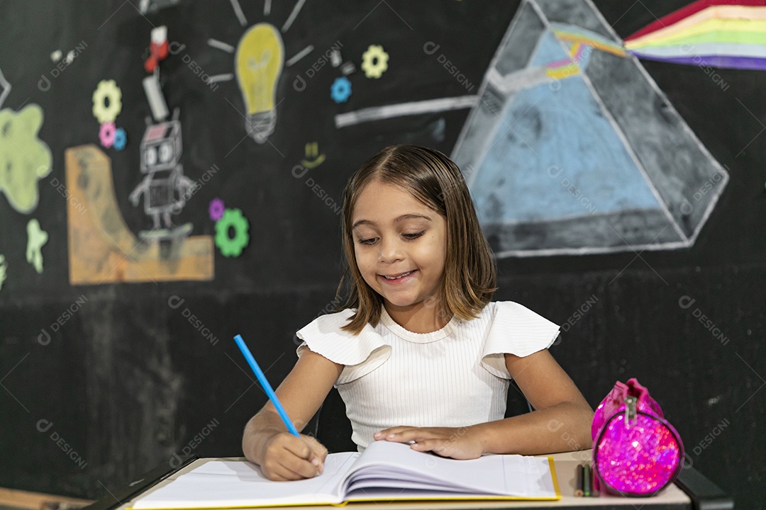 Garota feliz estudando