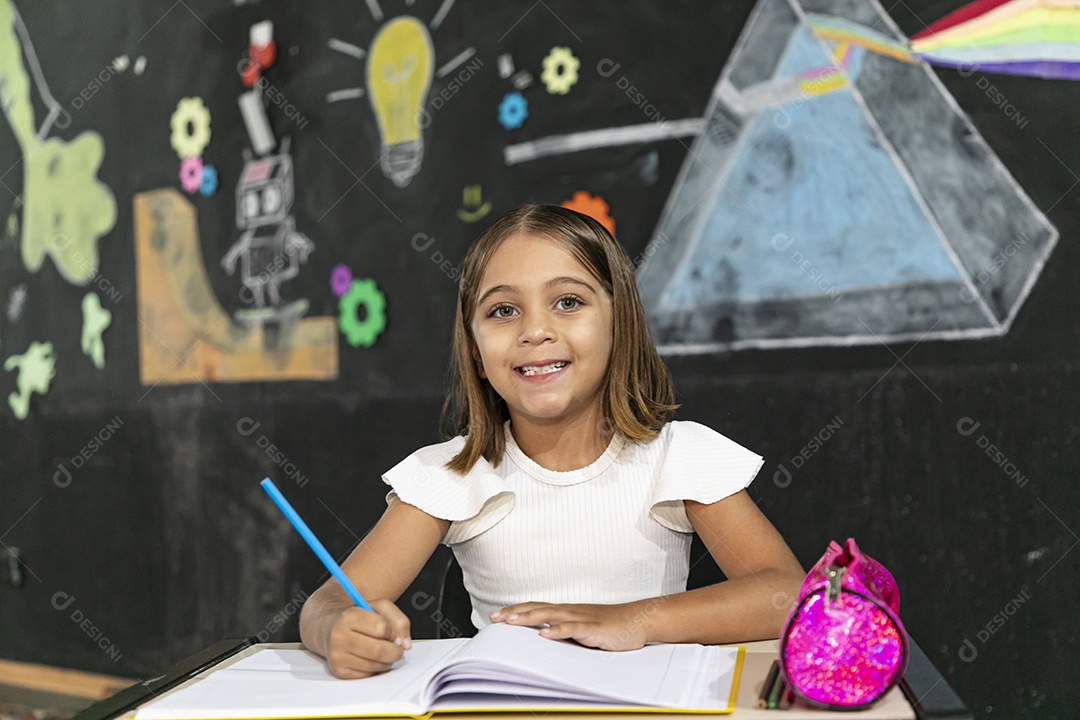 Criança feliz em uma sala de aula
