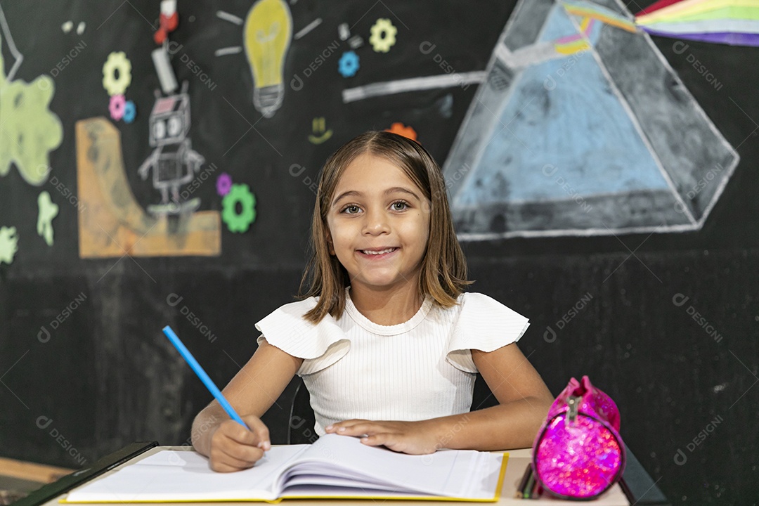 Criança feliz estudando