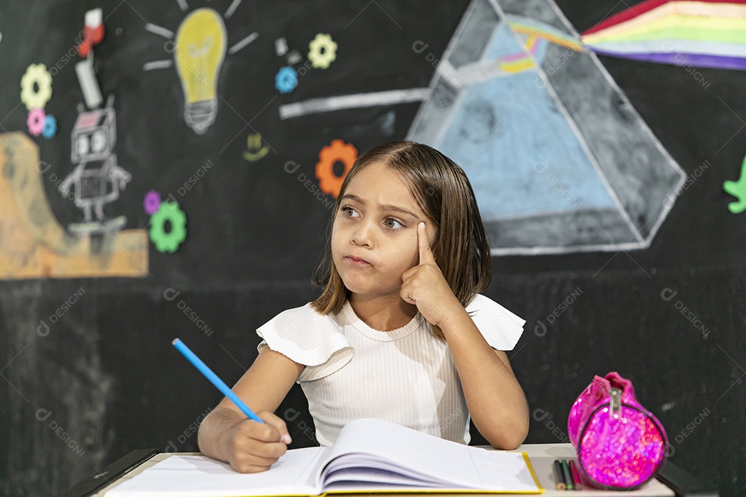 Criança prestando atenção na aula