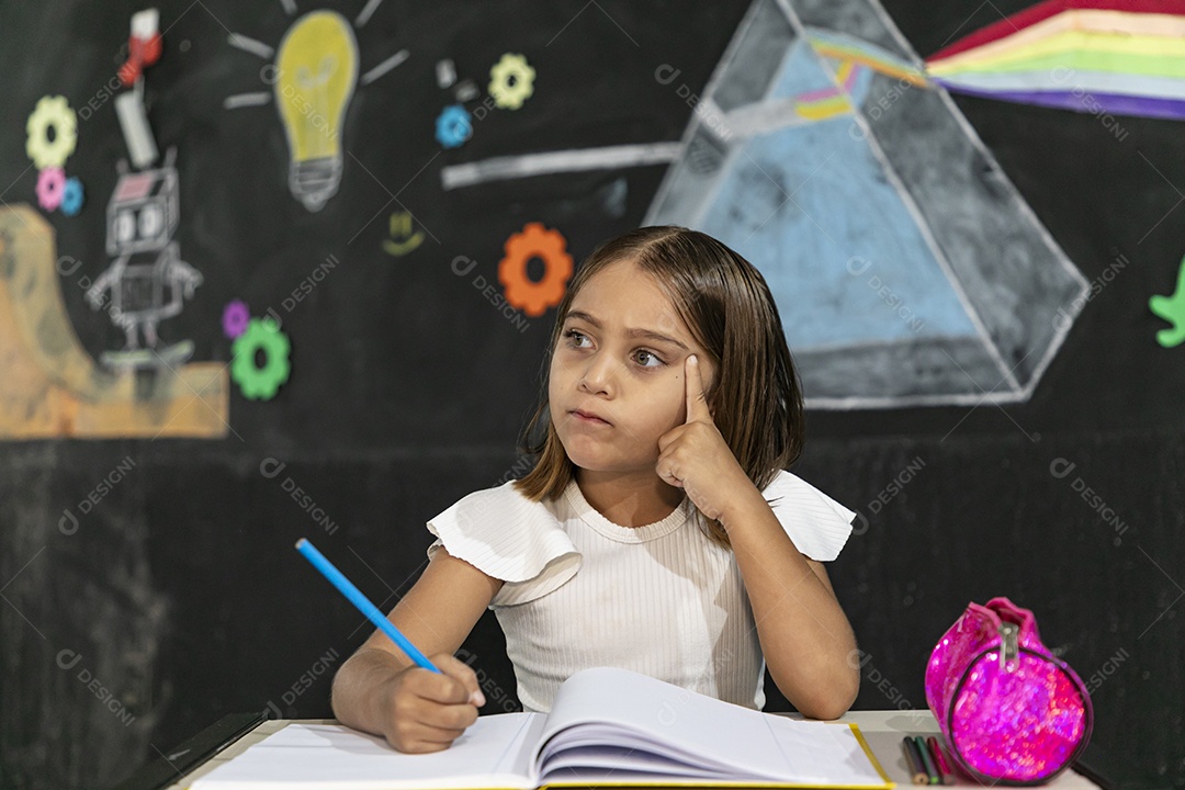 Garotinha linda prestando atenção em aula