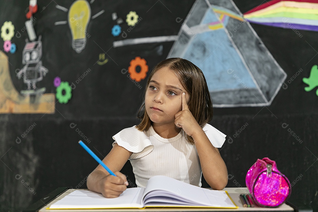 Garotinha linda prestando atenção em aula