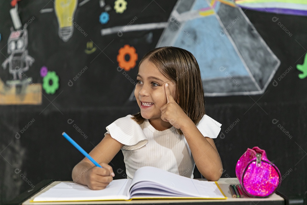 Garotinha feliz estudando na sala de aula