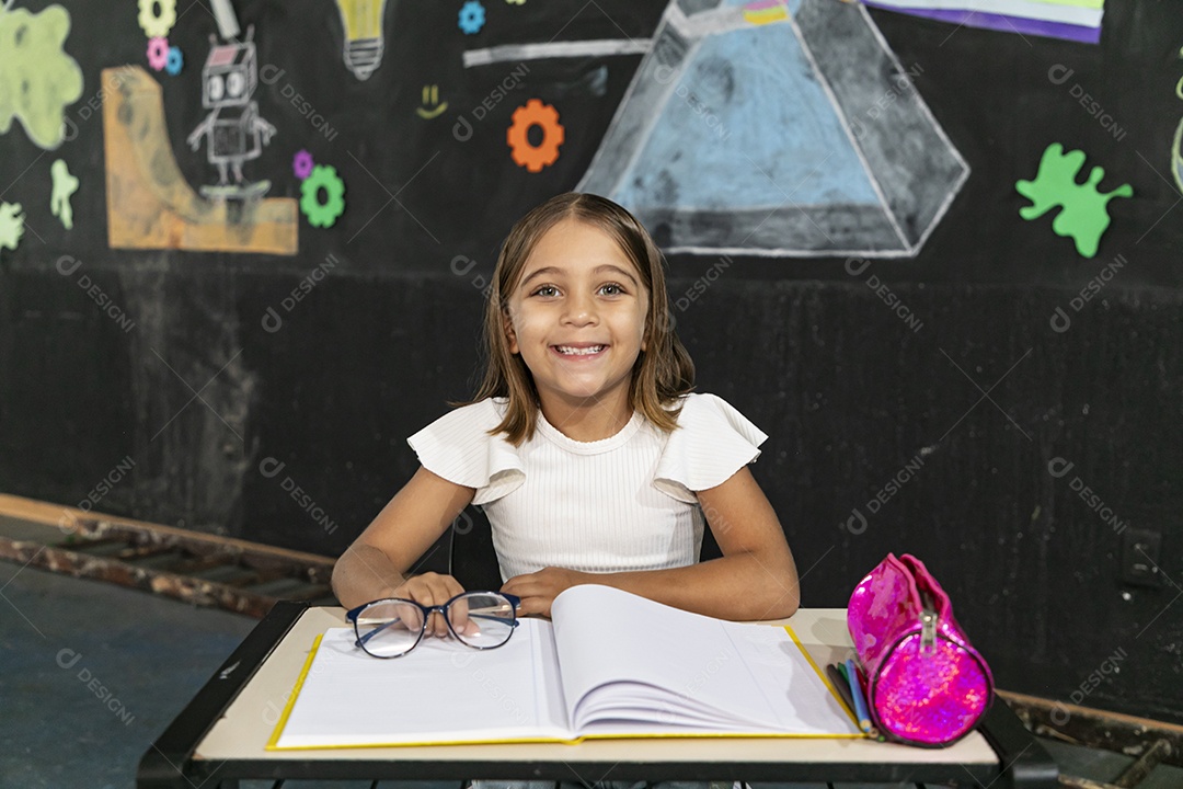 Mesa com caderno e bolsinha feliz estudando