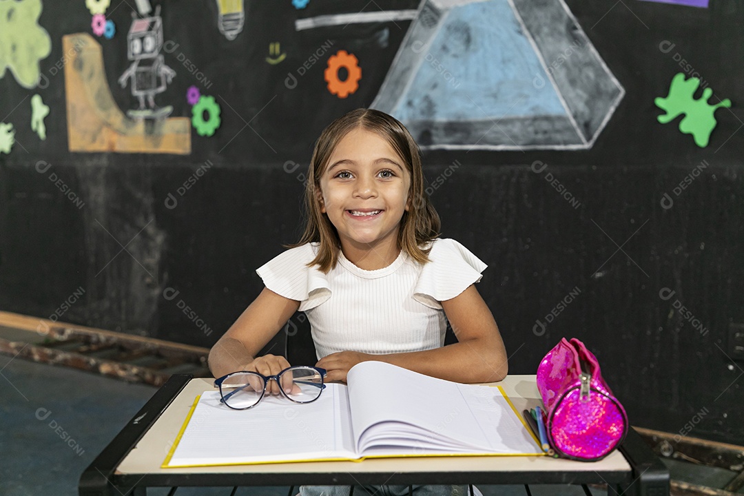 Garotinha feliz com caderno estudante