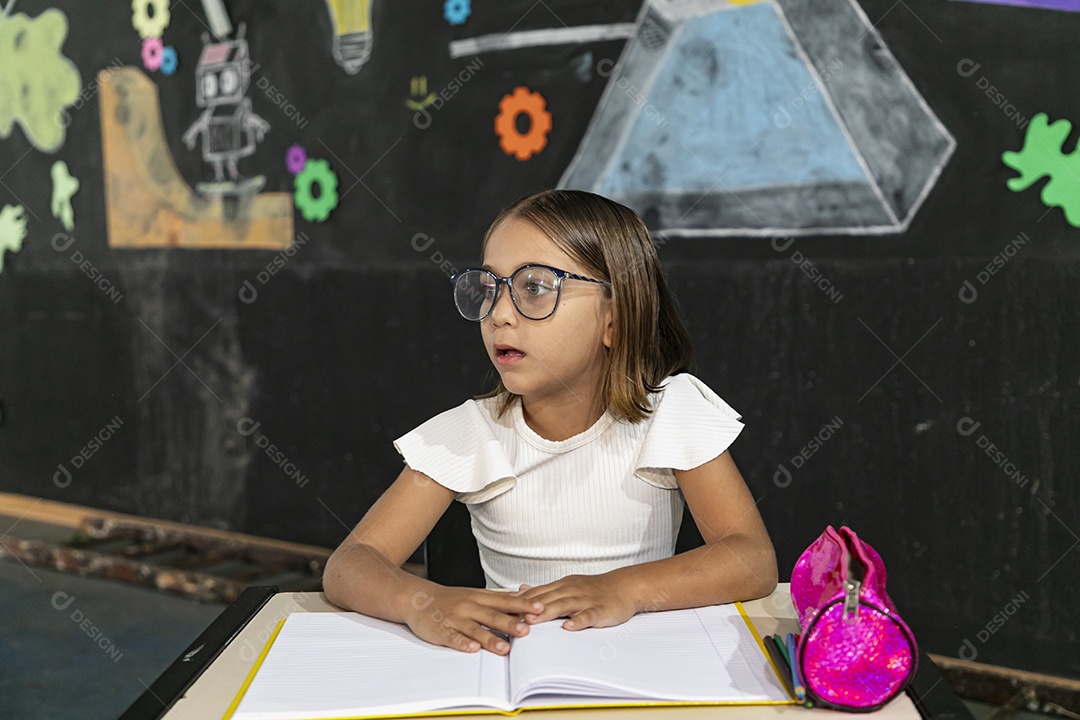 Linda garotinha estudiosa