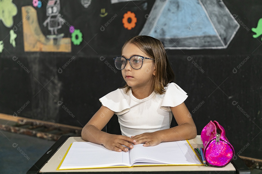 Linda menina estudando