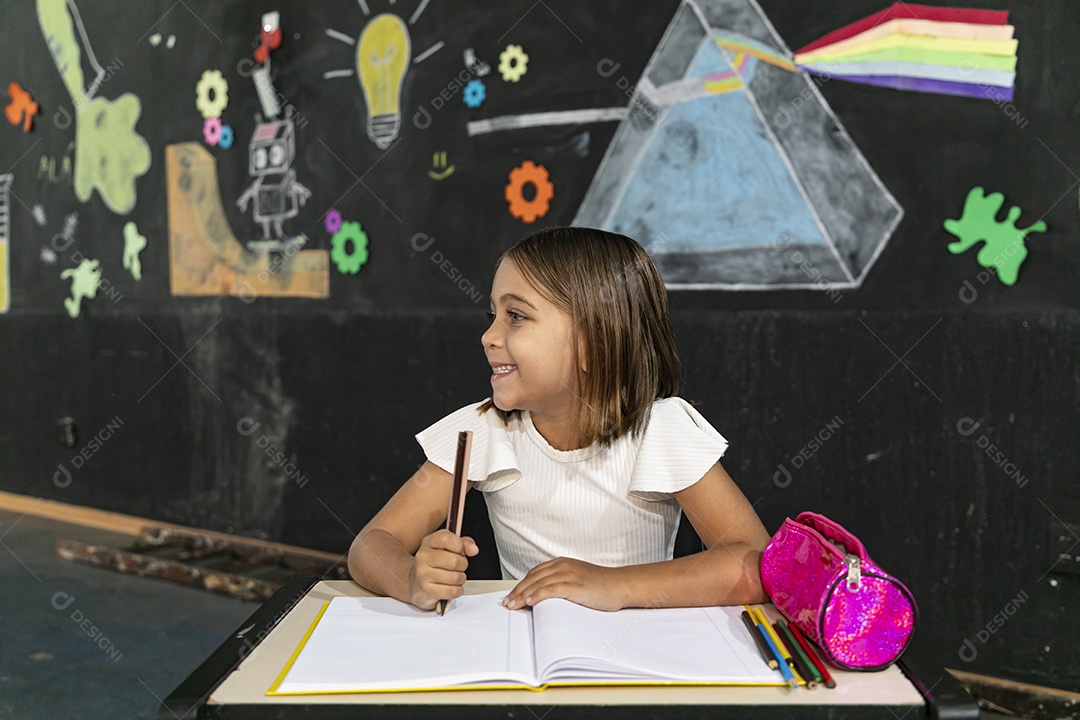Linda menina com caderno aberto estudando