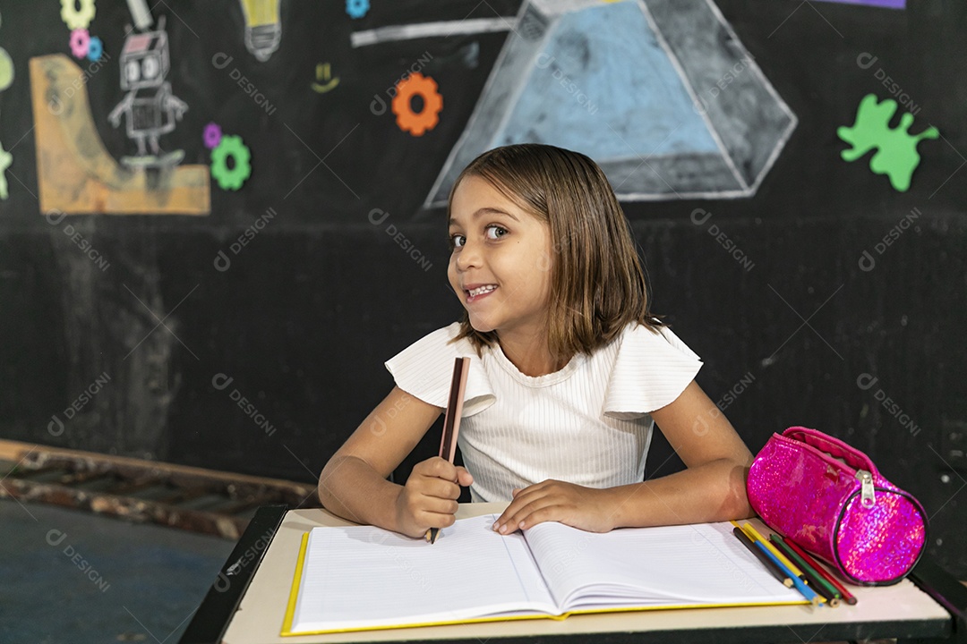 Linda garotinha com caderno aberto estudando