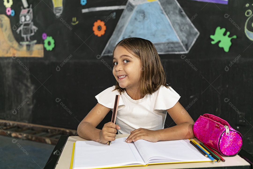 Linda menina estudando