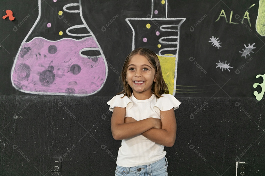 Menina fofa de braços cruzados