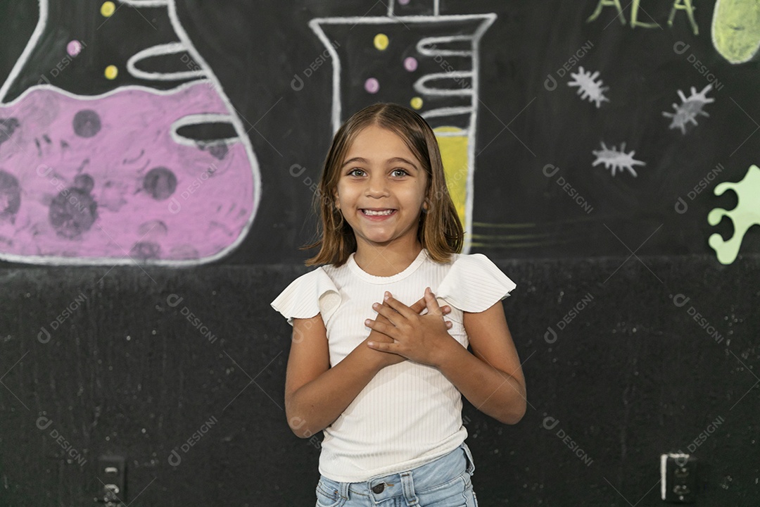 Menininha fofa com mãos no coração
