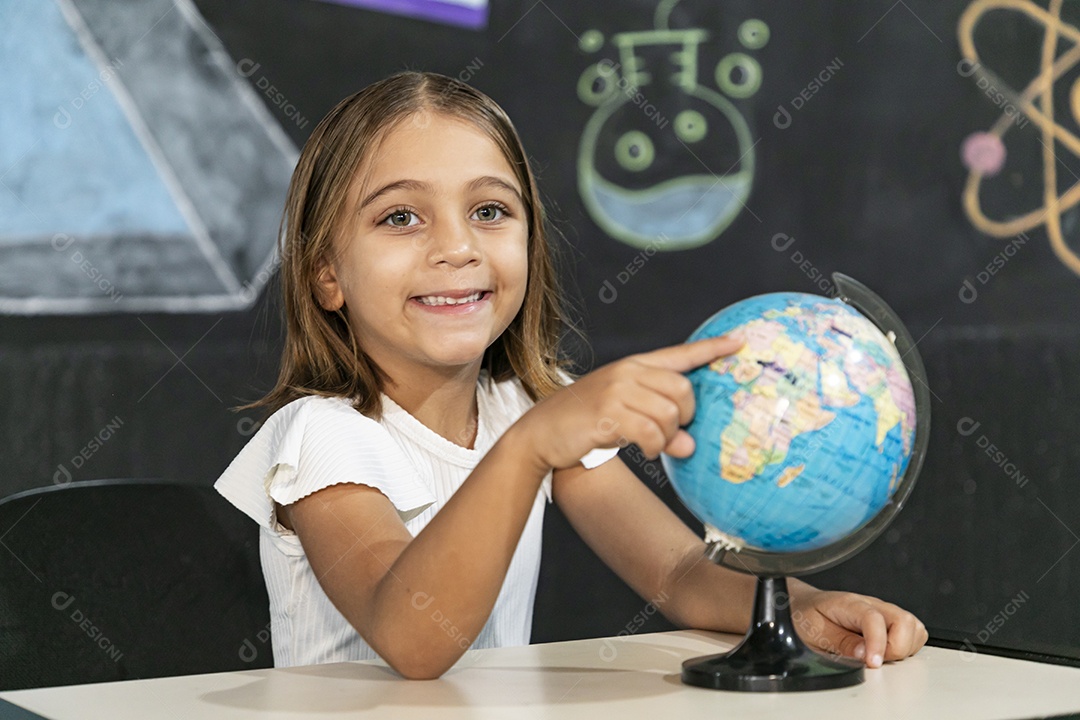 Linda garota com seu globo mundial