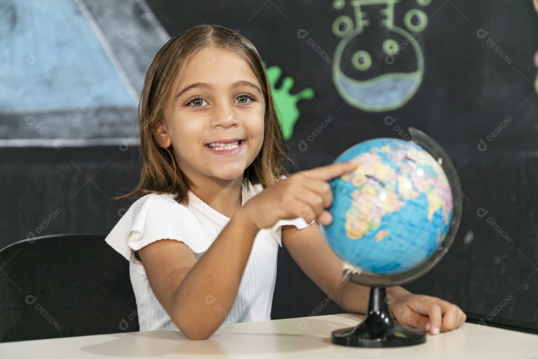 Garotinha feliz com seu globo mundial