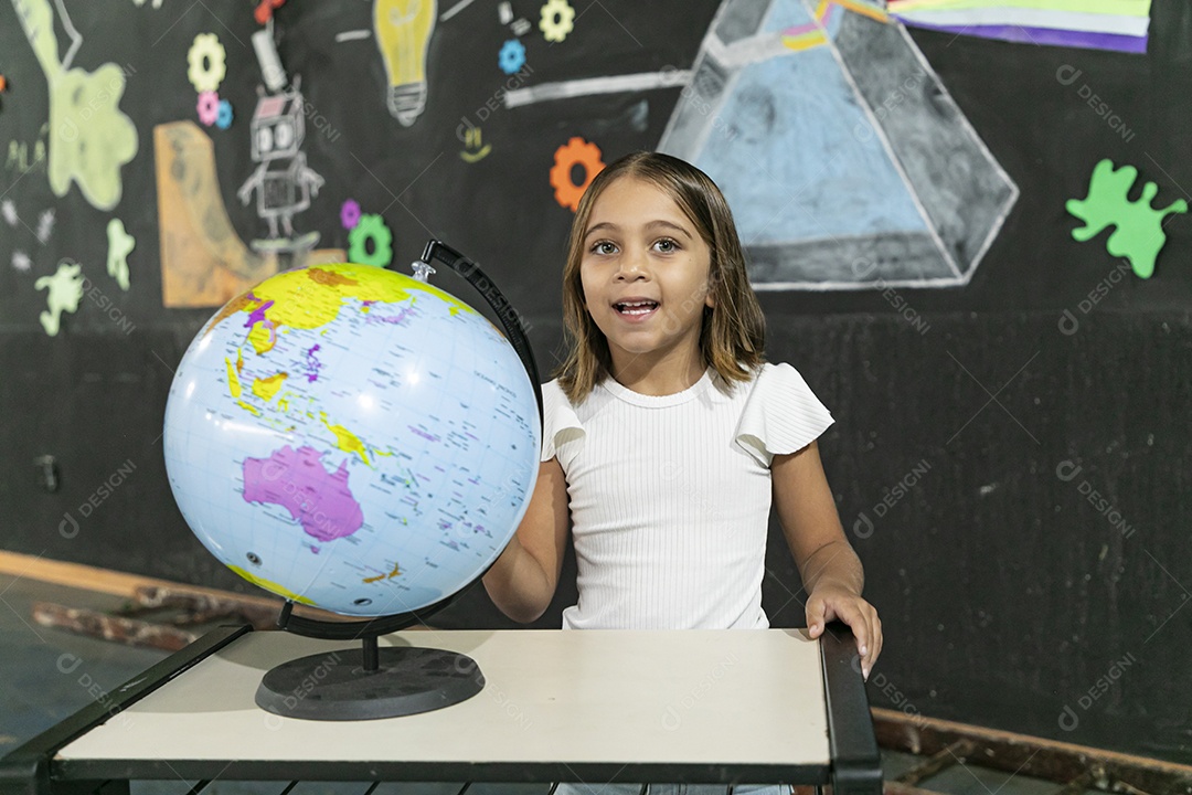 Linda menina fofa com seu globo mundial