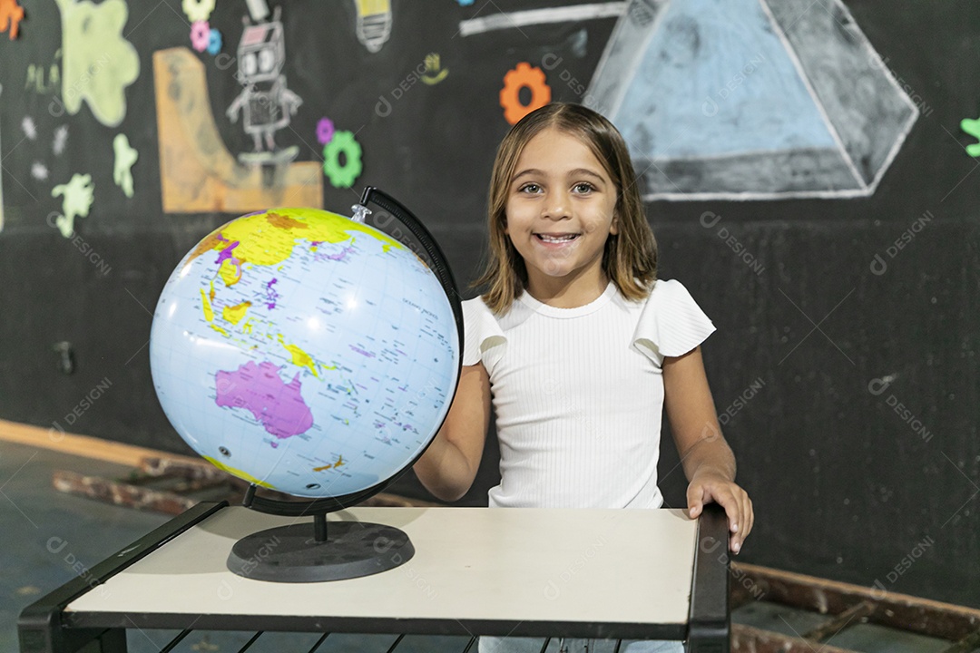 Garotinha feliz com seus estudos em um globo mundial