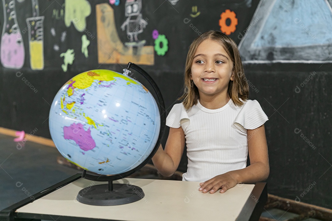 Linda garotinha e um globo mundial