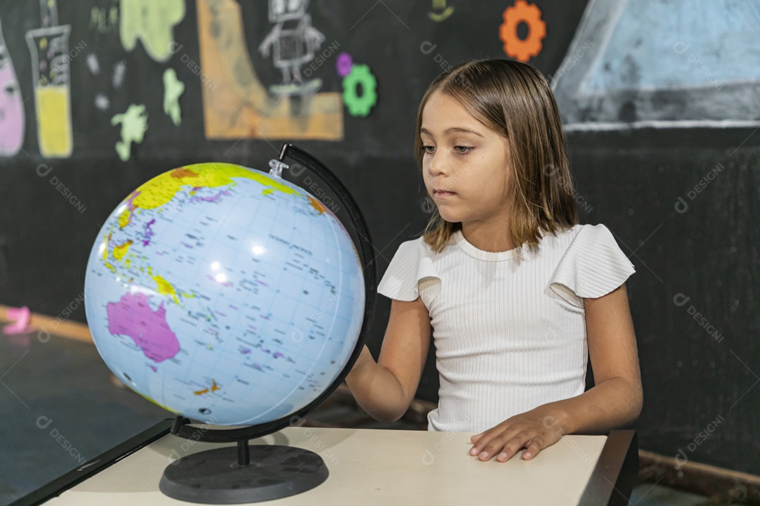 Um globo mundial e uma criança prestando atenção em toda informação